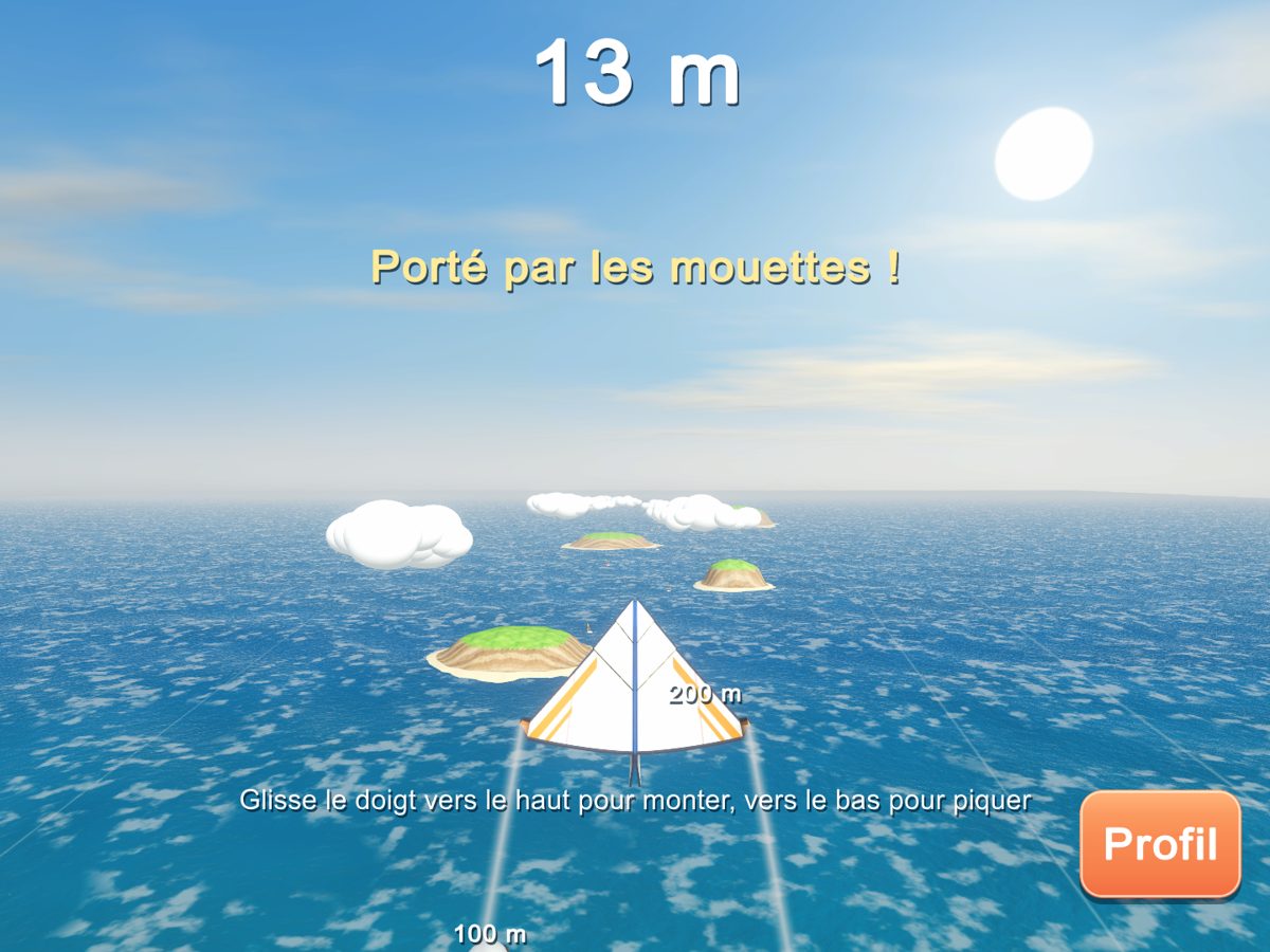 L'avion en papier dans le sillage des mouettes au-dessus de la mer