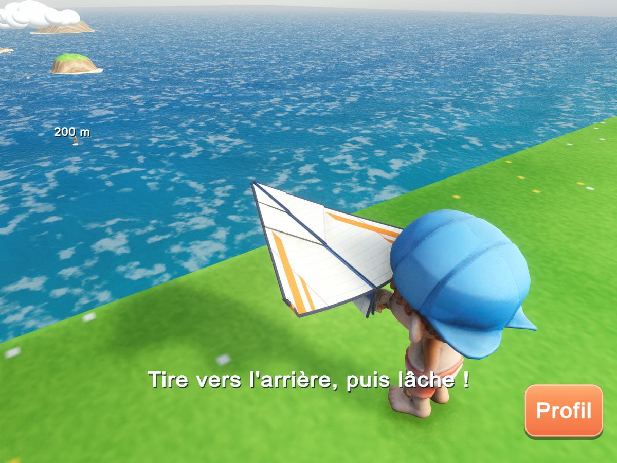 L'avion en papier plié, de près, tenu par l'enfant